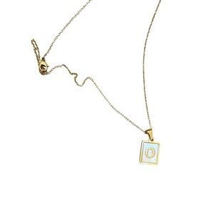 NWOT Gold and Mother of Pearl O Pendant Necklace 16”